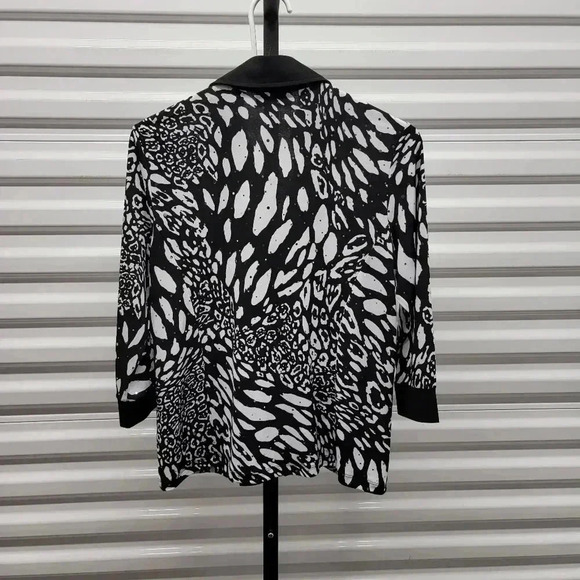 Draper's & Damon's Black and White Animal Print Shimmer Zip Front Jacket - Picture 2 of 7